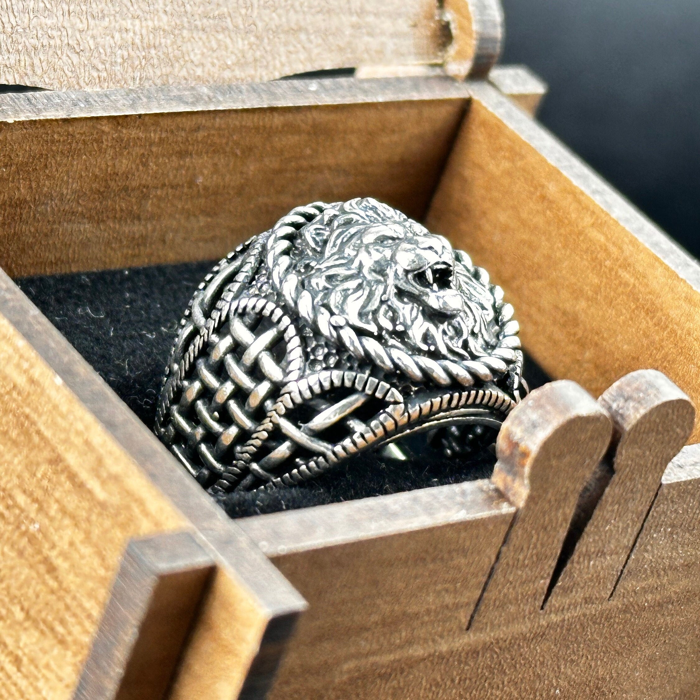 Sterling Silver Leo Zodiac Ring: Lion Head, Rope Engraved